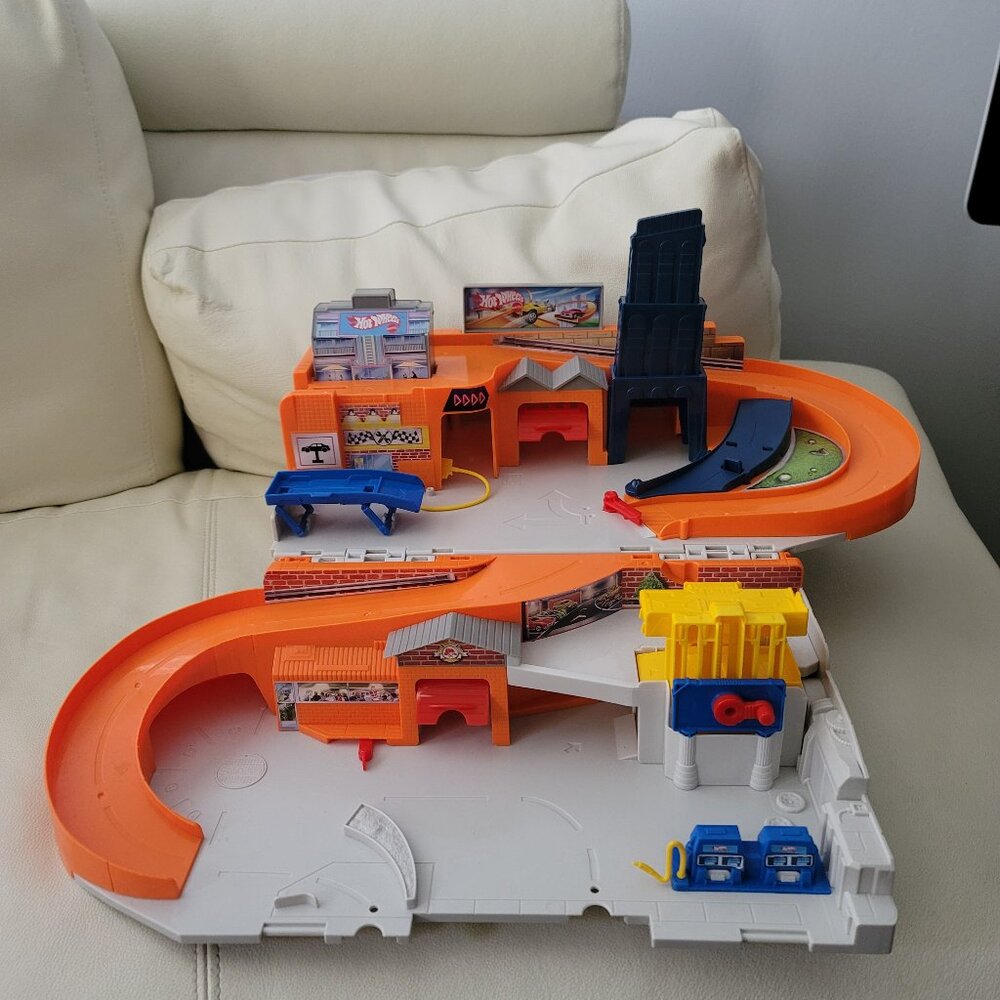 Vintage 1979 Hot Wheels Foldaway Garage